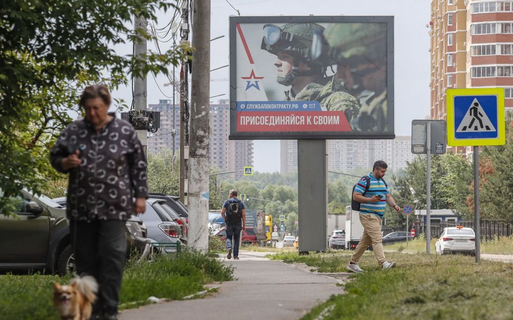 Op een billboard in de omgeving van Moskou werft de Wagnergroep soldaten. De Russische regering is inmiddels bezig de advertentieborden te verwijderen. beeld EPA, Maxim Sjipenkov