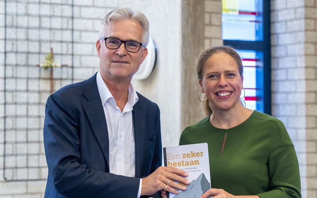 Godfried Engbersen en Minister Carola Schouten tijdens de overhandiging van het deelrapport Commissie sociaal minimum. Het eerste rapport van de commissie besteedt aandacht over het bedrag dat huishoudens minimaal nodig hebben om rond te komen. beeld ANP, Lex van Lieshout