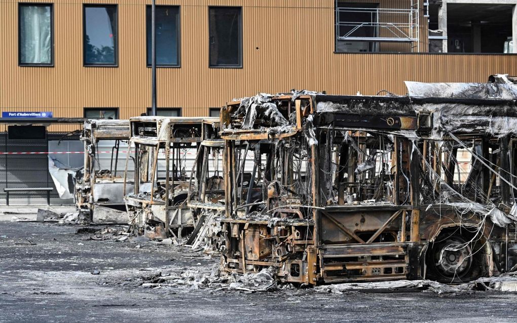 Uitgebrande bussen in Aubervilliers, ten noorden van Parijs. beeld AFP, Bertrand Guay