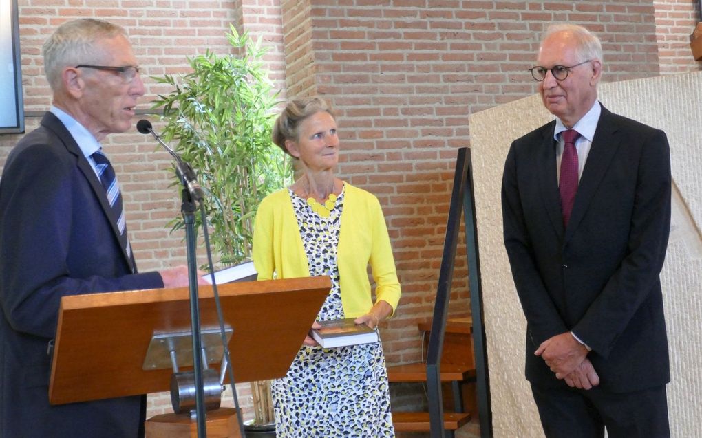 Tijdens de presentatie (v.l.n.r. H. van der Kooij, Tini van Selm, dr. H. Hofman). beeld Jan van Reenen