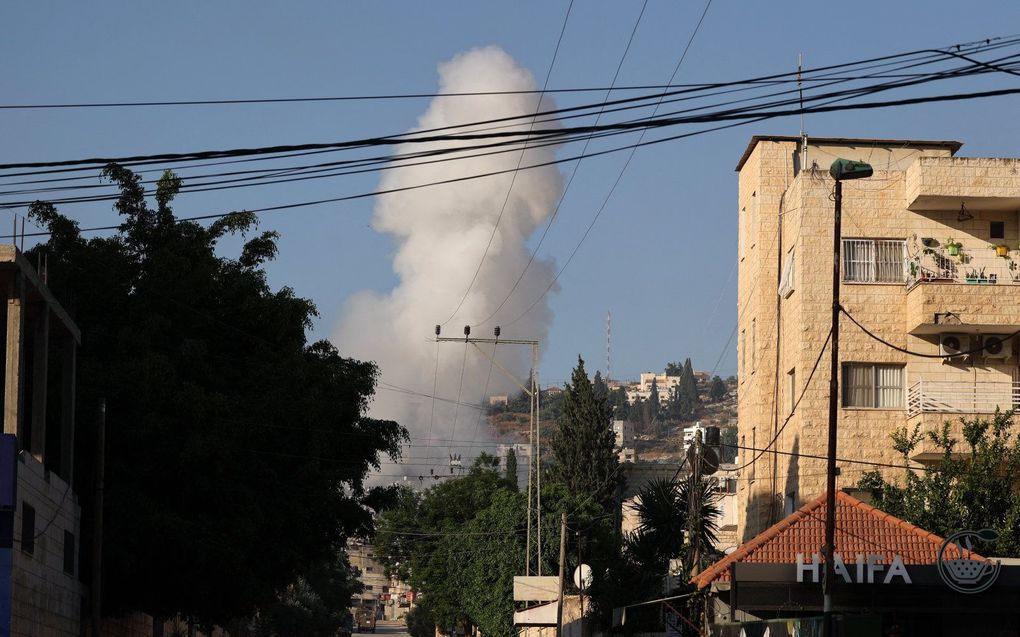 Rook boven Jenin na een luchtaanval maandagmorgen. beeld AFP, Jaafar ASHTIYEH