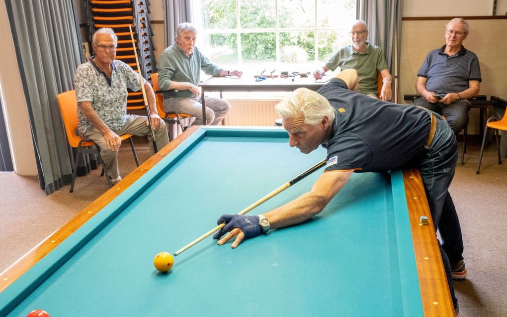 Bij de seniorensoos in het Zeeuwse Veere beproeft Jan Kamerling zijn geluk bij de biljarttafel. beeld Dirk-Jan Gjeltema