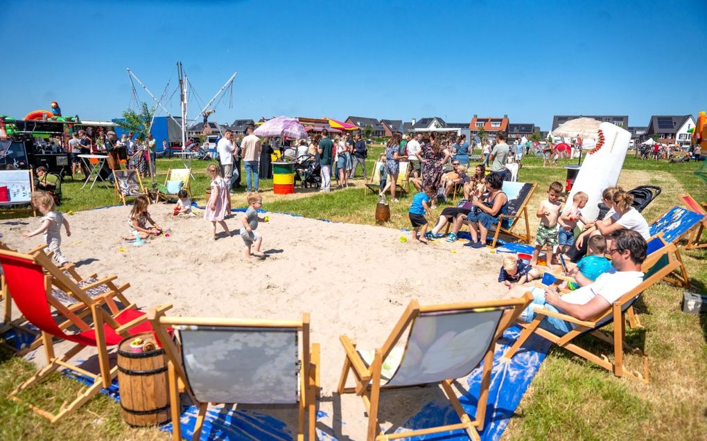 Aan een zandstrandje kunnen mensen bijkomen. Het strandje past naadloos bij het thema van de Zomerweidedag, ”Zon, zee en strand”. beeld Nico van Ganzewinkel