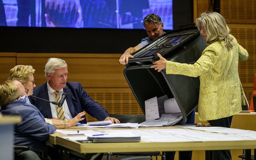 Provinciale Statenleden tellen stemmen in de Statenzaal van het Provinciehuis van Overijssel, waar de Eerste Kamerverkiezing plaatsvond. beeld ANP, EMIEL MUIJDERMAN