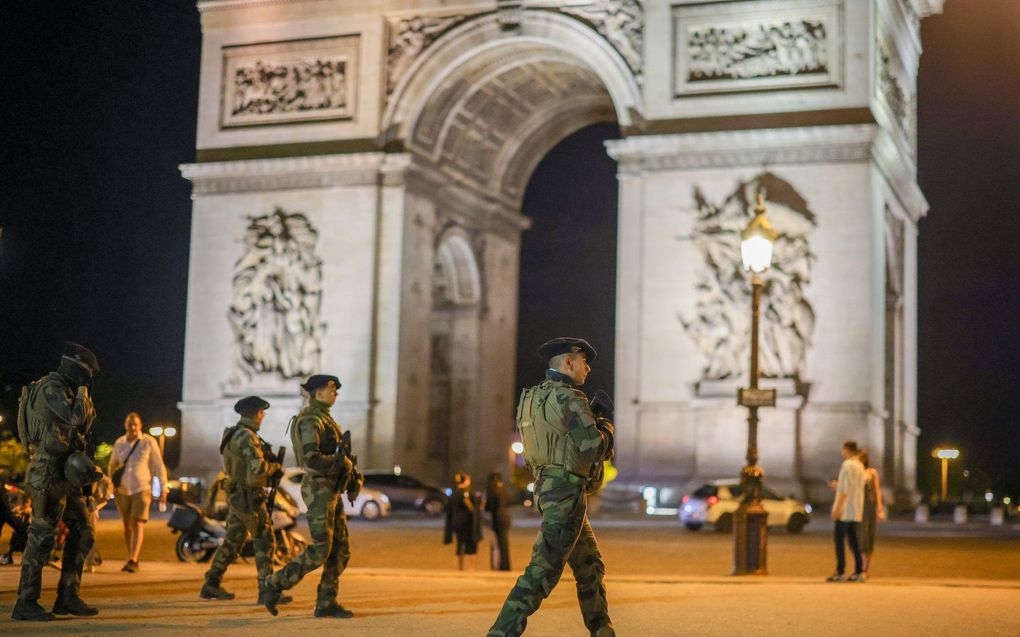 Franse militairen rond de Arc de Triomphe in Parijs. beeld AFP, EPA/OLIVIER MATTHYS