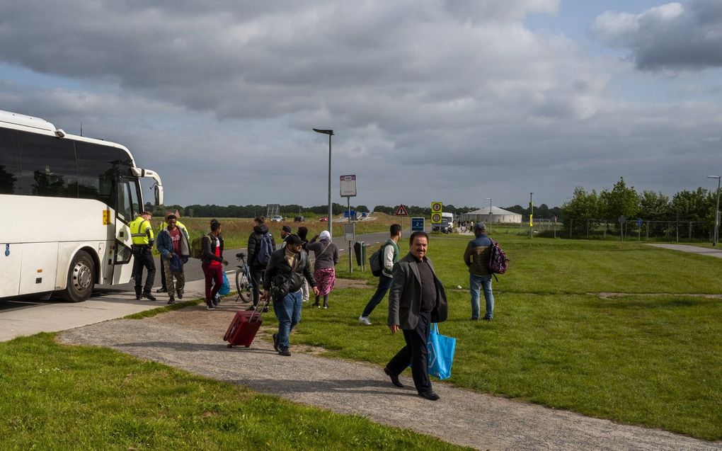 Asielzoekers arriveren bij het aanmeld- en asielzoekerscentrum in Ter Apel. beeld ANP, VINCENT JANNINK