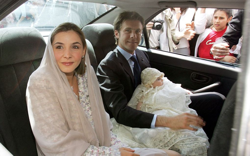 Emmanuel Filiberto (r.) met zijn vrouw Clotide Coureau en dochter Vittoria voor de doop in Assisi, 30 mei 2004. beeld AFP, Paolo Cocco