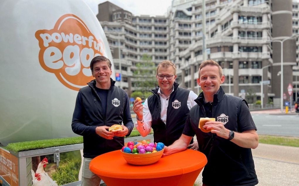 Pluimveehouderij Martijn van Veldhuizen (r.) deelt dinsdag samen met Henk Jan de Kat (m.) en Teun van Mourik broodjes ei uit voor het gebouw van de Tweede Kamer in Den Haag.  beeld Powerful Eggs