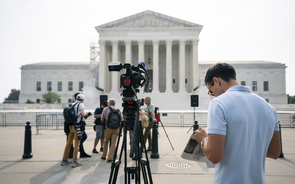 Pers voor het gebouw van het hooggerechtshof in Washington, 30 juni. beeld EPA, Shawn Thew