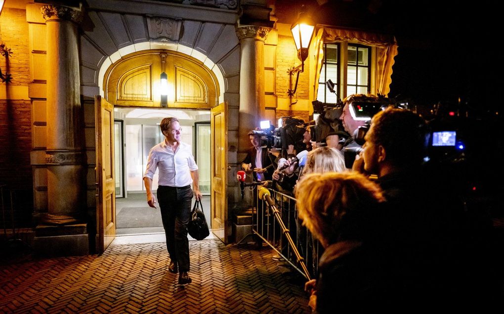 Premier Rutte vannacht bij het verlaten van zijn ministerie na het zoveelste asielberaad. beeld ANP, Robin Utrecht