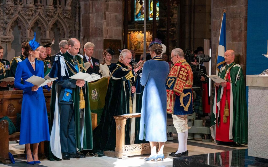 In de Edinburghse kathedraal St. Giles zijn woensdag de Schotse kroonjuwelen gepresenteerd aan koning Charles. beeld AFP, Jane Barlow