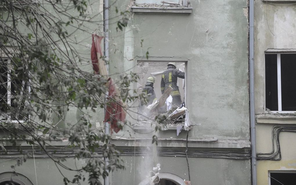 Reddingswerkers aan het werk in het getroffen appartementengebouw in Lviv, donderdag. beeld EPA, Mykola Tys