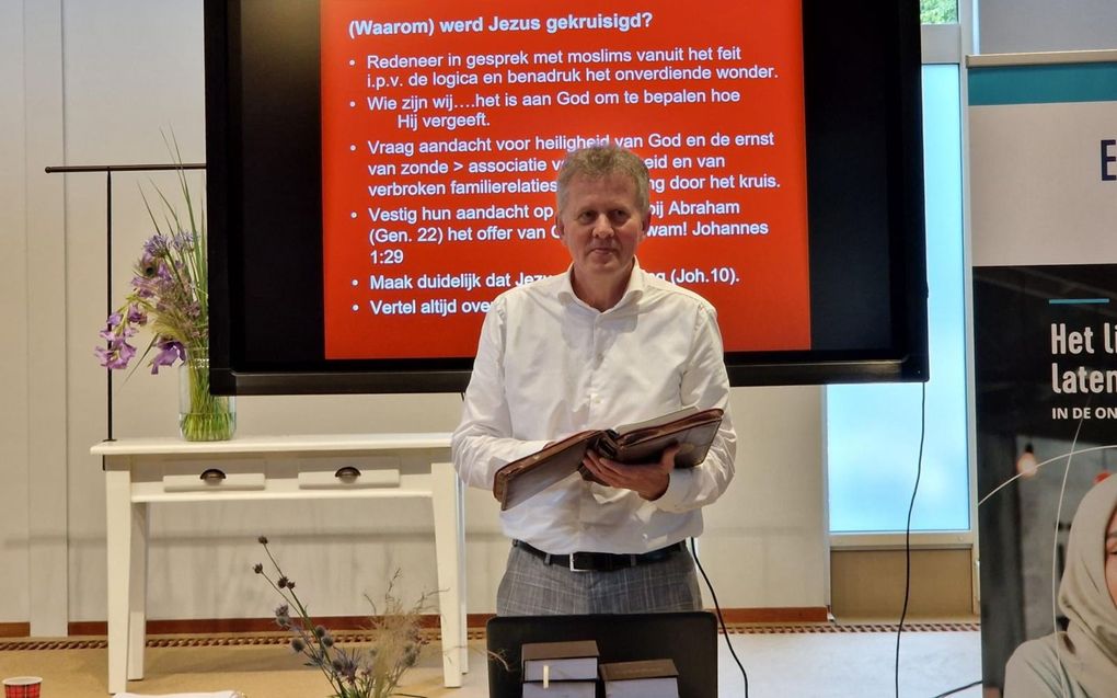 Cees Rentier, directeur van stichting Evangelie & Moslims, geeft les op de zomerschool. beeld RD