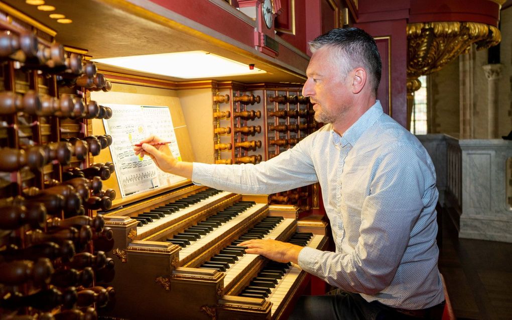 Hayo Boerema aan de klavieren van het orgel in Laurenskerk Rotterdam. beeld Cees van der Wal