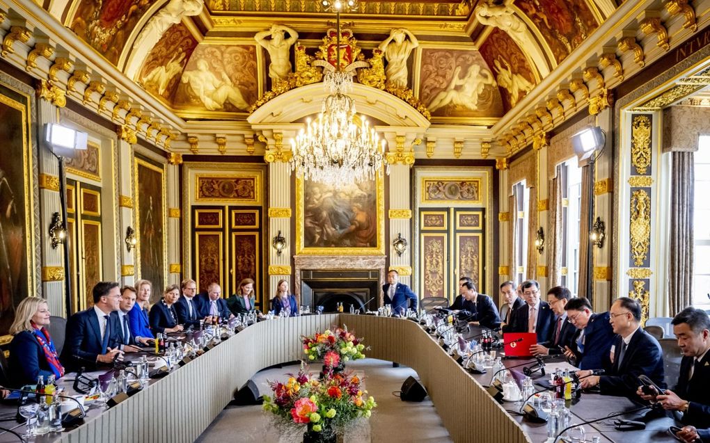 „Het is risicovol als Nederland haar eigenlijke agenda aan de wereld verkoopt onder allerlei idealistische voorwendselen die de suggestie van onbaatzuchtigheid opwerpt.” Foto: minister-president Rutte en minister Schreinemacher van Buitenlandse Handel en Ontwikkelingssamenwerking ontvangen vice-president Han Zheng van de Volksrepubliek China. beeld ANP, Robin Utrecht