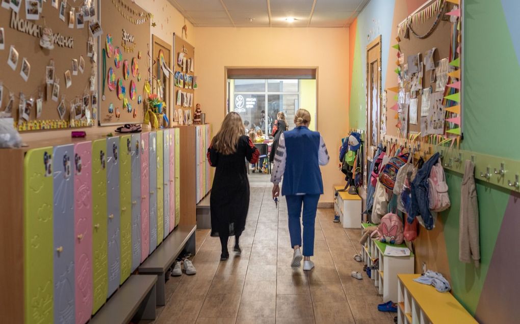 Inna Zinchenko loopt met een collega door de gangen van de school. beeld Marien Bergsma