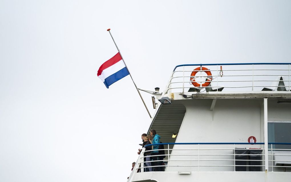 Een vlag halfstok op de veerboot tussen Terschelling en het vasteland. beeld ANP, Jeroen Jumelet