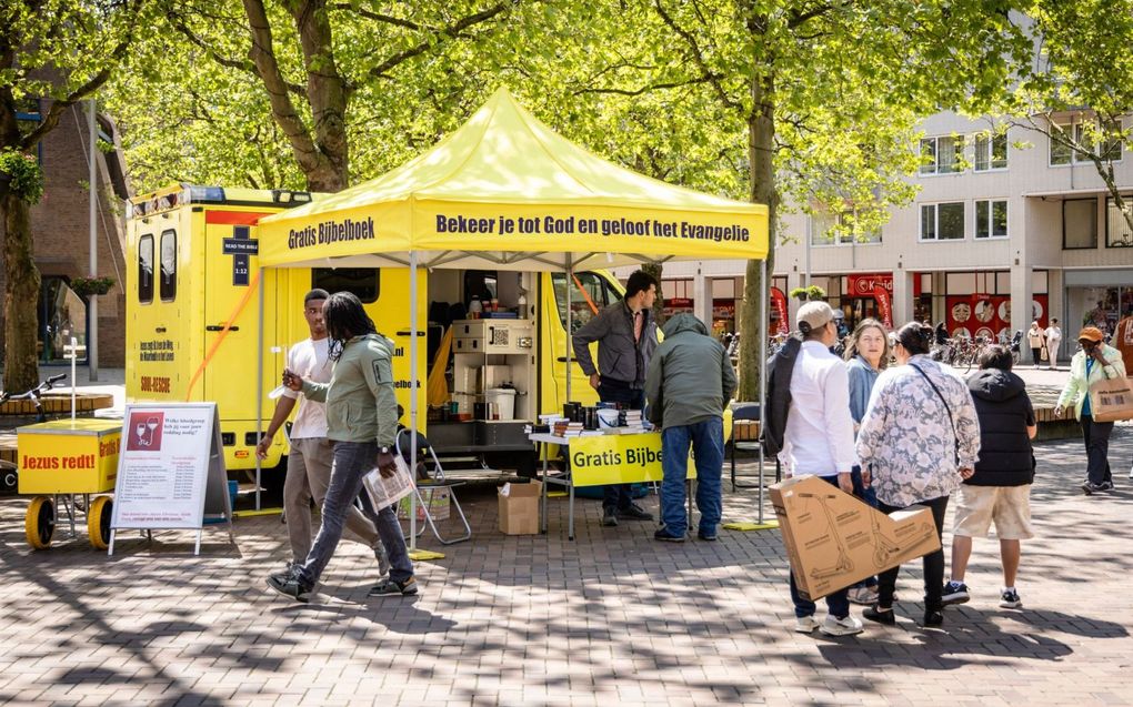 Kruispunt Bijlmer is twee zaterdagen per maand present op het Bijlmerplein in Amsterdam. beeld André Dorst