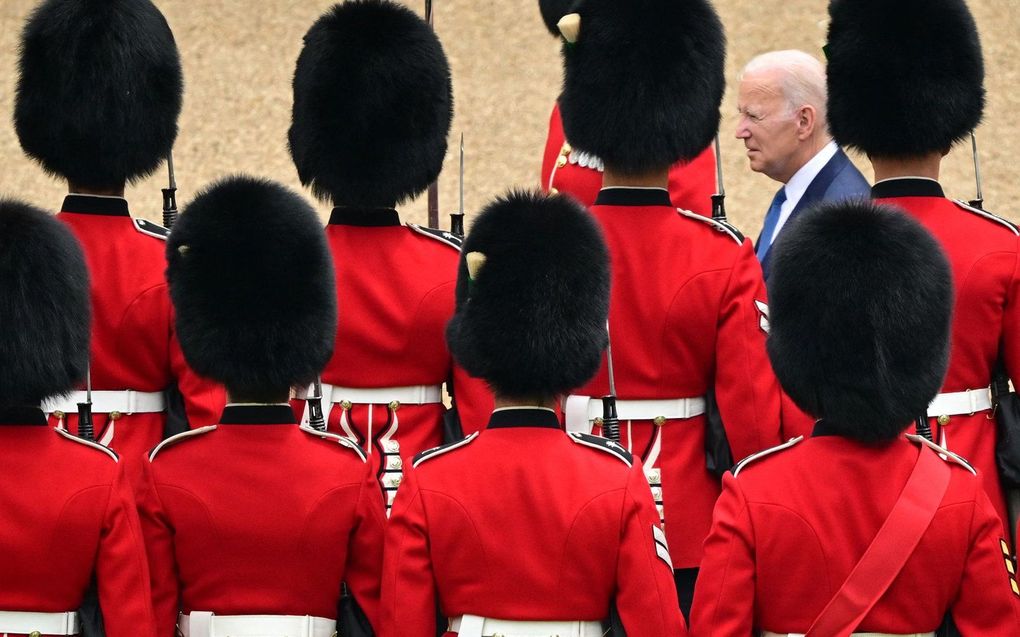 De Amerikaanse president Joe Biden (r.) inspecteert de erewacht van de Welsh Guards op Windsor Castle. Biden was maandag in Groot-Brittannië, waar hij een ontmoeting had met premier Rishi Sunak en koning Charles III voordat hij doorging naar de NAVO-top in Litouwen. beeld AFP, Ben Stansall