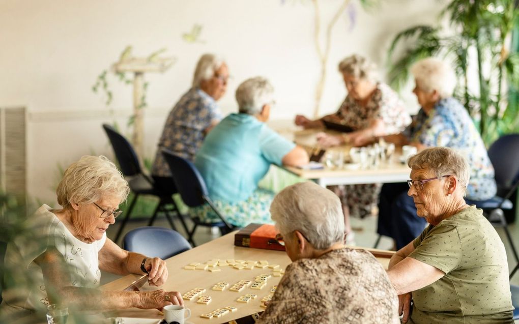 Zodra een zevental vrouwen aanwezig is, rollen de rummikubstenen over de tafels. beeld André Dorst