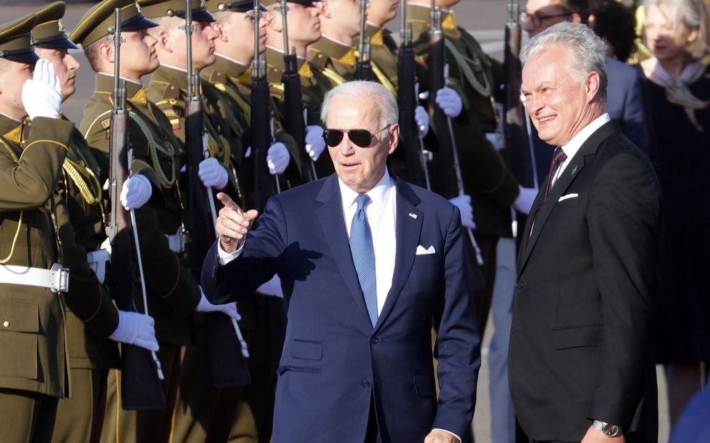 Joe Biden bij zijn aankomst in Vilnius. beeld EPA, Toms Kalnins