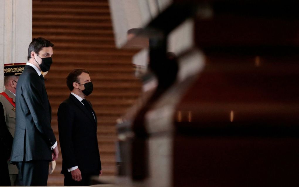 Jean-Christophe Napoleon Bonaparte (l.) met president Emmanuel Macron bij de tombe van keizer Napoleon, 5 mei 2021. beeld AFP, Sarah Meyssonnier