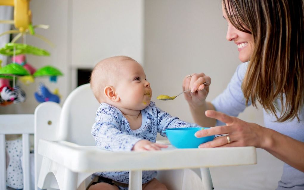 Volgens de nieuwste inzichten kunnen ouders hun kind het best vanaf vier tot zes maanden voedingsmiddelen zoals ei en pinda geven. beeld iStock