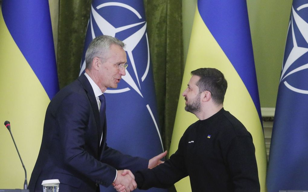 Secretaris-generaal van de NAVO Stoltenberg en de Oekraïense president Zelensky. beeld EPA