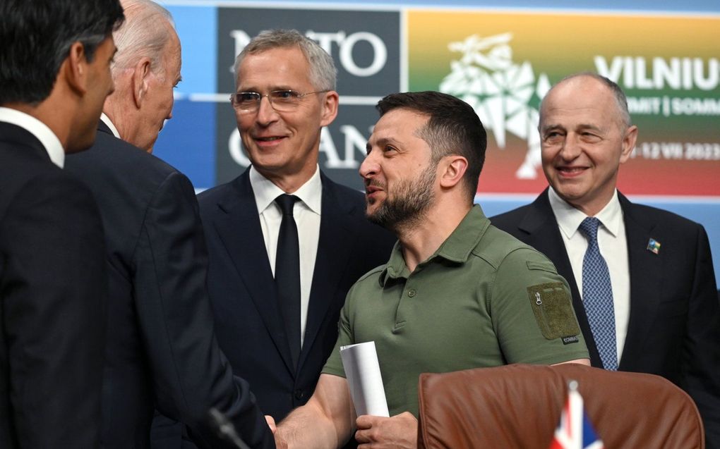 Zelensky begroet de Amerikaanse president Biden. beeld EPA, Filip Singer