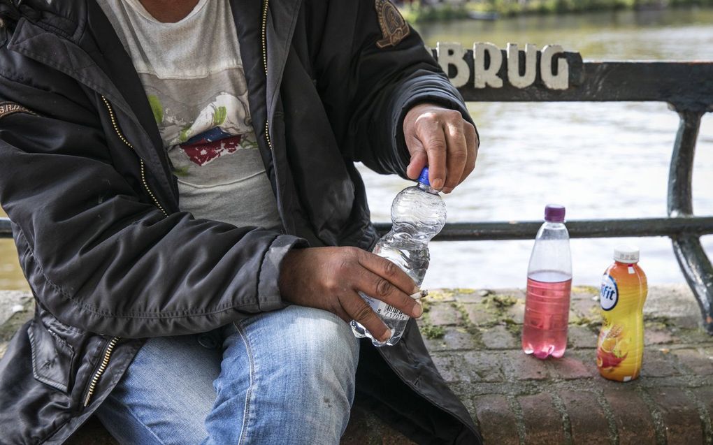 Een op een brug bij de Elandsgracht. Het aantal daklozen in Nederland is de laatste jaren fors toegenomen, blijkt uit cijfers van het Centraal Bureau voor de Statistiek (CBS). beeld ANP, Dingena Mol