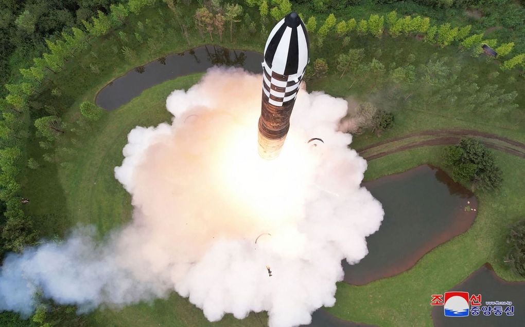 Noord-Korea lanceerde woensdag een geavanceerde intercontinentale raket: de Hwasong-18. Beeld van het Noord-Koreaanse staatspersbureau KCNA. beeld AFP, KCNA