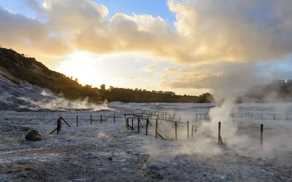 Vulkanische krater bij Pozzuoli, in de Campi Flegrei, op een foto uit 2015. De vulkaan manifesteert zich permanent met zwaveldampen en stoomuitbarstingen. beeld Getty Images, J. Wildman