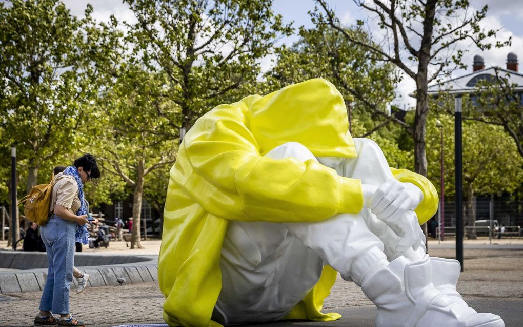 Het kunstwerk ”Stille Strijd” op het Museumplein in Amsterdam moet het gesprek over depressiviteit en suïcide op gang brengen. beeld ANP, Remko de Waal