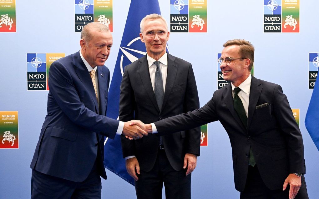 Op de NAVO-top in Vilnius schudden de Turkse president Erdogan (l.) en de Zweedse premier Kristersson (r.) elkaar de hand onder toeziend ook van NAVO-secretaris-generaal Stoltenberg. beeld EPA, Filip Singer