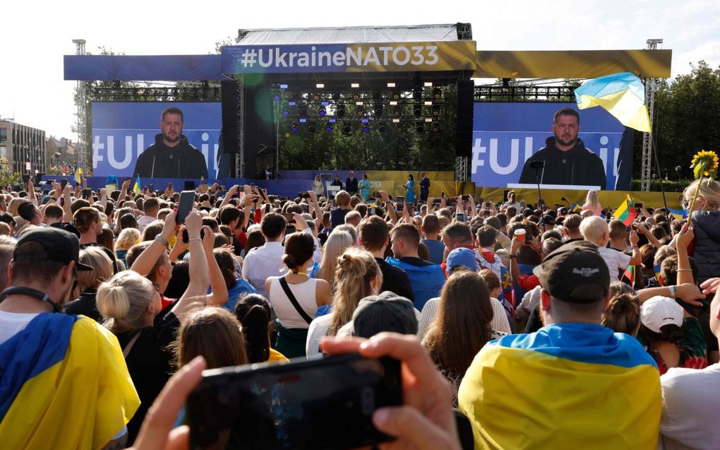 De Oekraïense president Volodymyr Zelensky spreekt dinsdag op het Lukiskiu Plein in Vilnius een menigte toe. beeld AFP, Odd Andersen