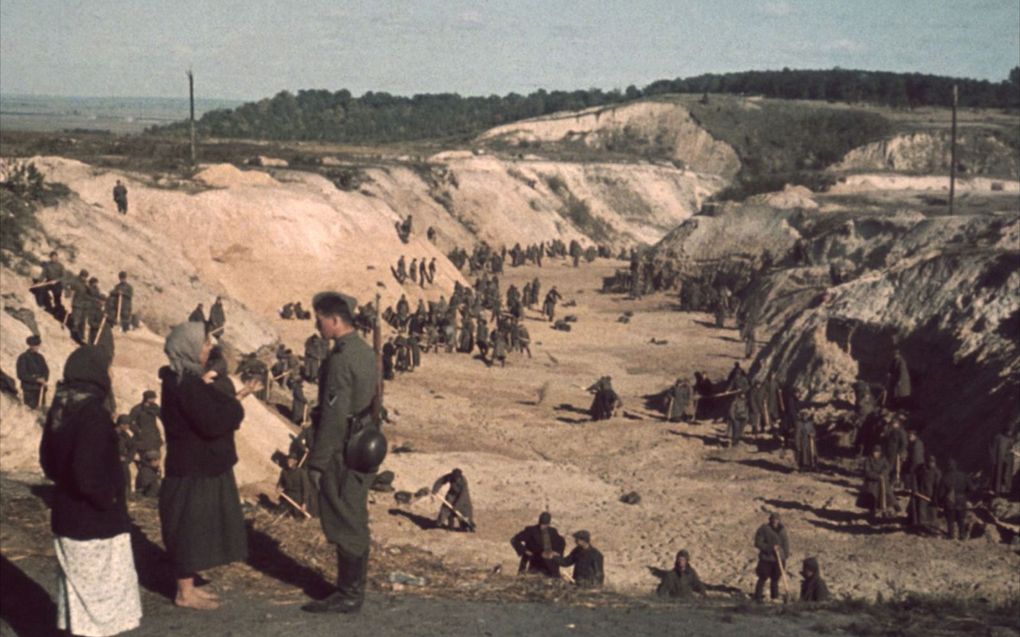 Soviet krijgsgevangenen worden door de nazi’s gedwongen het massagraf in Babi Yar dicht te maken. beeld Wikimedia/Johannes Hähle