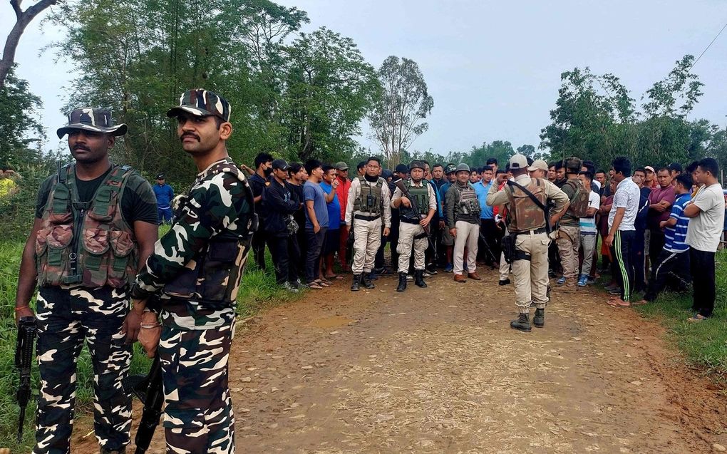 Soldaten en politiepersoneel in India in gesprek met lokale inwoners na een geweldsincident in de Indiase deelstaat Manipur, in juni. foto AFP