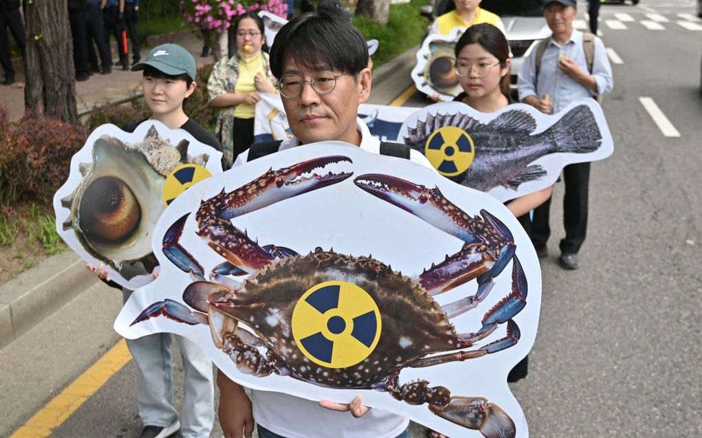 Protest in Seoel tegen het plan om gezuiverd afvalwater uit de kerncentrale van Fukushima in de Stille Oceaan te lozen. beeld AFP, Jung Yeon-je