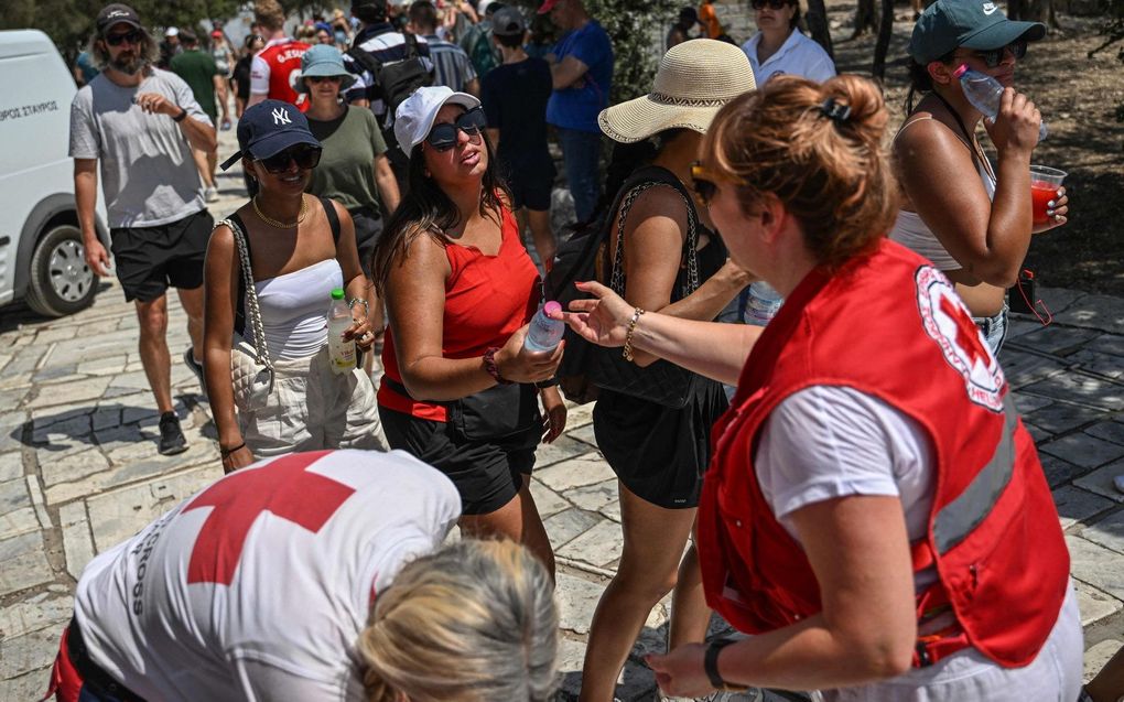 In Griekenland deelde het Rode Kruis al meer dan 20.000 flesjes water uit op de toeristische plek de Akropolis. beeld AFP, Aris Messinis