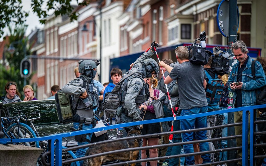 Politiemensen zijn op zoek naar de dader in de buurt waar een 66-jarige Leidenaar is overleden als gevolg van een steekpartij. beeld ANP MEDIATV