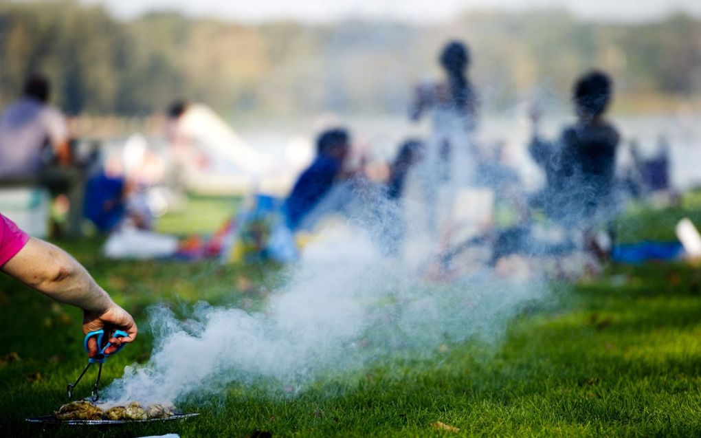 Barbecues en houtkorven zijn bronnen van buurtconflicten. Regelmatig moeten buurtbemiddelaars opdraven om ‘brandjes’ te blussen tussen heethoofdige buren. beeld ANP, Robin Utrecht