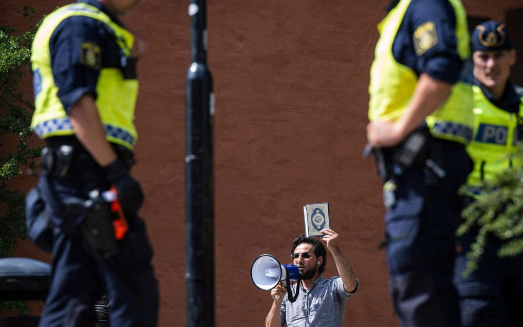 Eind juni stak een Irakese vluchteling een Koran in brand. beeld AFP