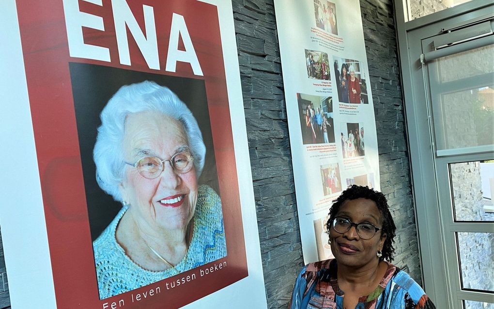 Lianne Leonora bij een foto van Ena Dankmeijer-Maduro: “Zij zette het werk van haar vader voort…” beeld Marius Bremmer