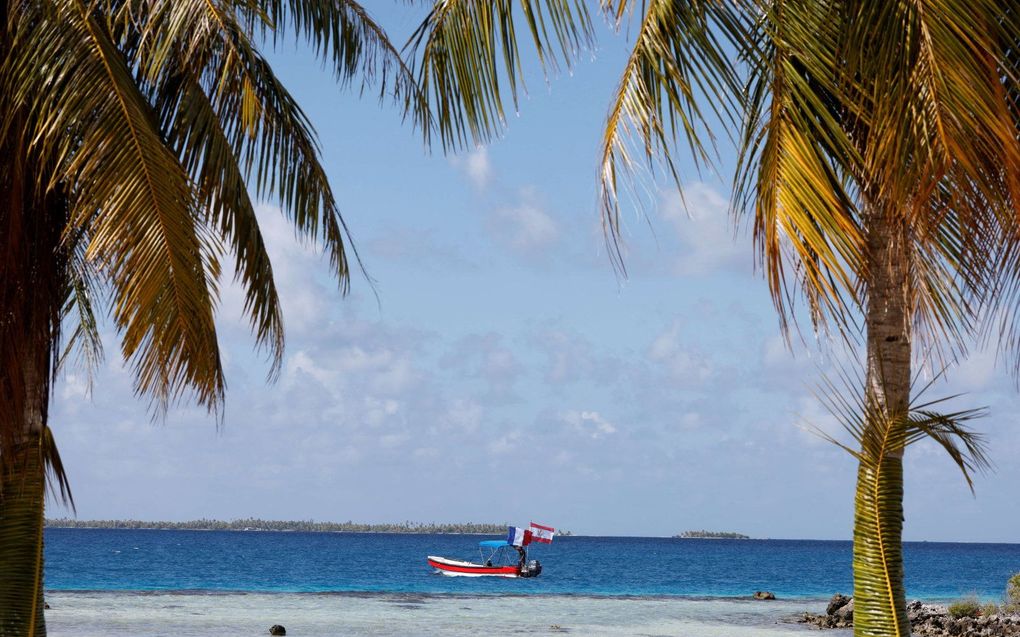 Een boot op het atol Manihi, Frans-Polynesië. beeld AFP, Ludovic MARIN