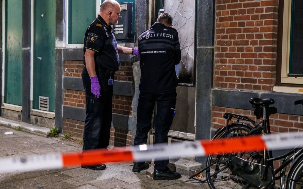 Agenten inspecteerden eerder dit jaar in Rotterdam een woning waar een explosief was afgegaan. beeld ANP, Mediatv