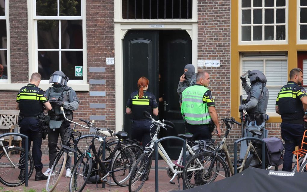 Zwaarbewapende agenten rukten vrijdag uit na een dodelijke steekpartij in Diaconaal Centrum De Bakkerij in Leiden. beeld ANP Mediatv, Wouter Hoeben