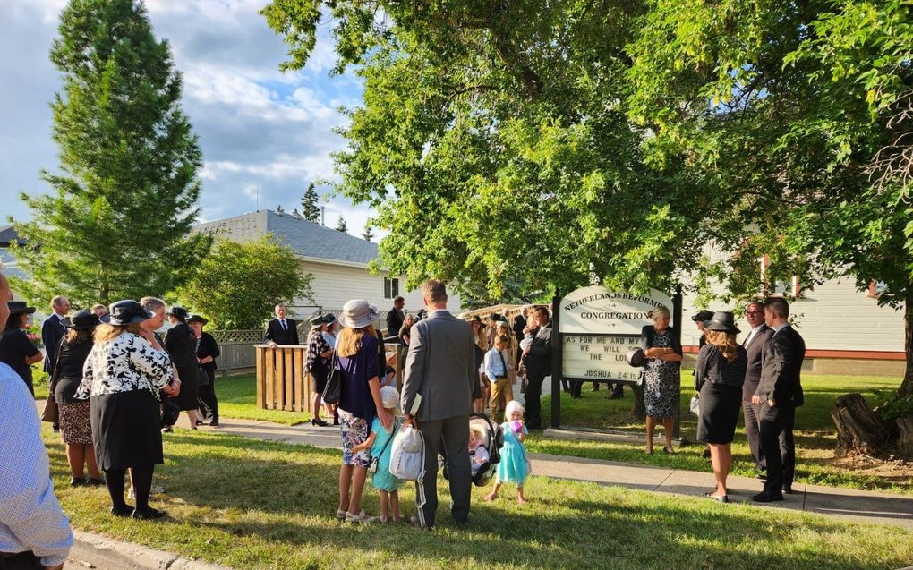 Kerkgangers wachten voor de ingebruikname van het kerkgebouw van de nieuwe afdeling van de NRC in Rosthern (Saskatchewan) in Canada. beeld familie Roos