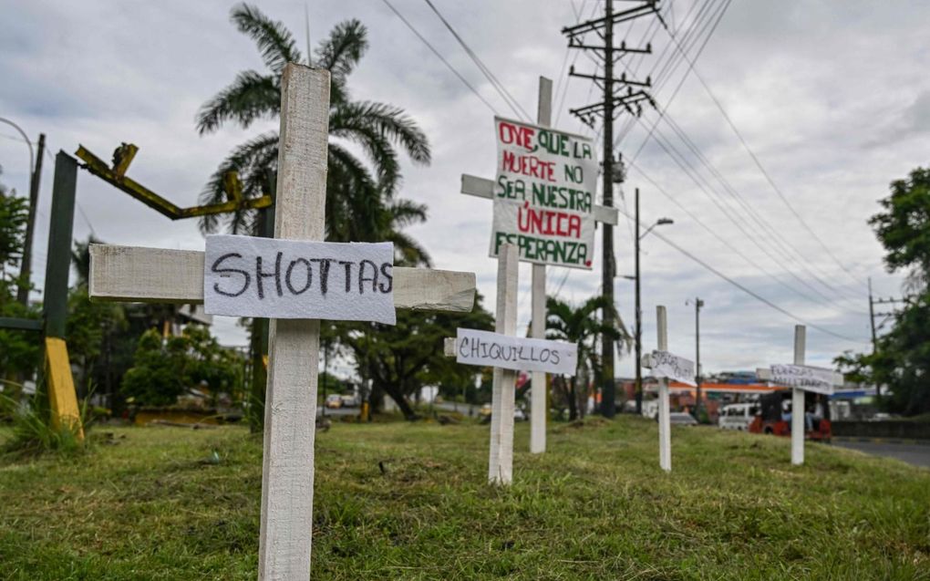 Kruisen met de namen van illegale bendes in de Colombiaanse havenstad Buenaventura. Eind 2022 sloten jongeren van de bende ”Shottas” zich aan bij het programma ”Jongeren in Vrede”, een initiatief van president Petro om jeugd uit het criminele circuit te halen. beeld AFP, Joaquin Sarmiento