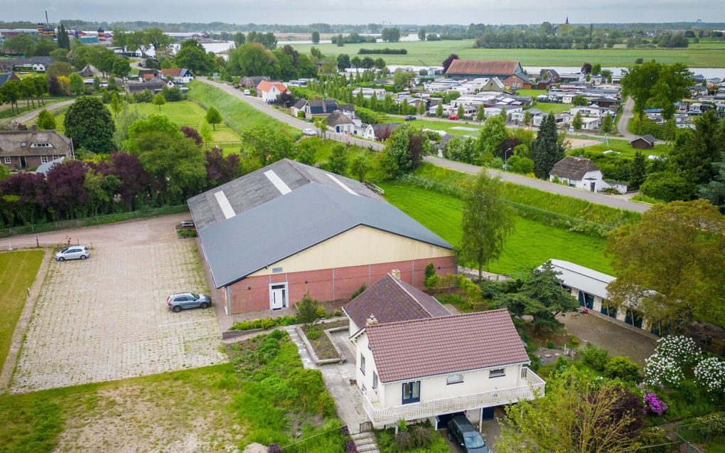 De hersteld hervormde gemeente in Aalst komt samen in een voormalige manege. beeld Cees van der Wal