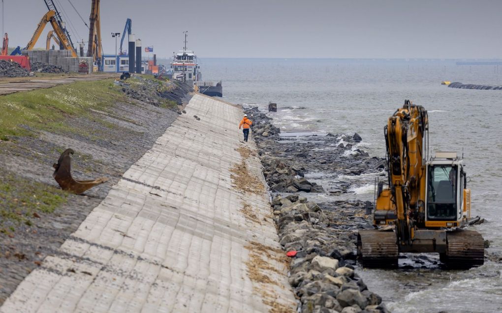 De Afsluitdijk ondergaat een jarenlange renovatie. Onderdeel is de aanleg van een vismigratierivier.  beeld ANP, Robin van Lonkhuijsen